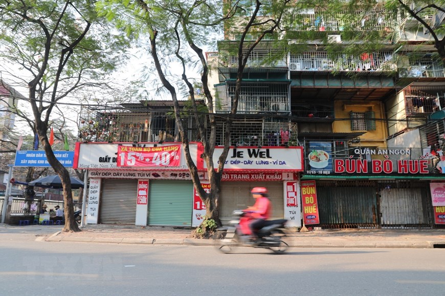 Do ảnh hưởng của dịch Covid-19, hàng loạt cửa hàng kinh doanh trên phố Tô Hiệu đã phải tạm đóng cửa. (Ảnh: Thành Đạt/TTXVN)