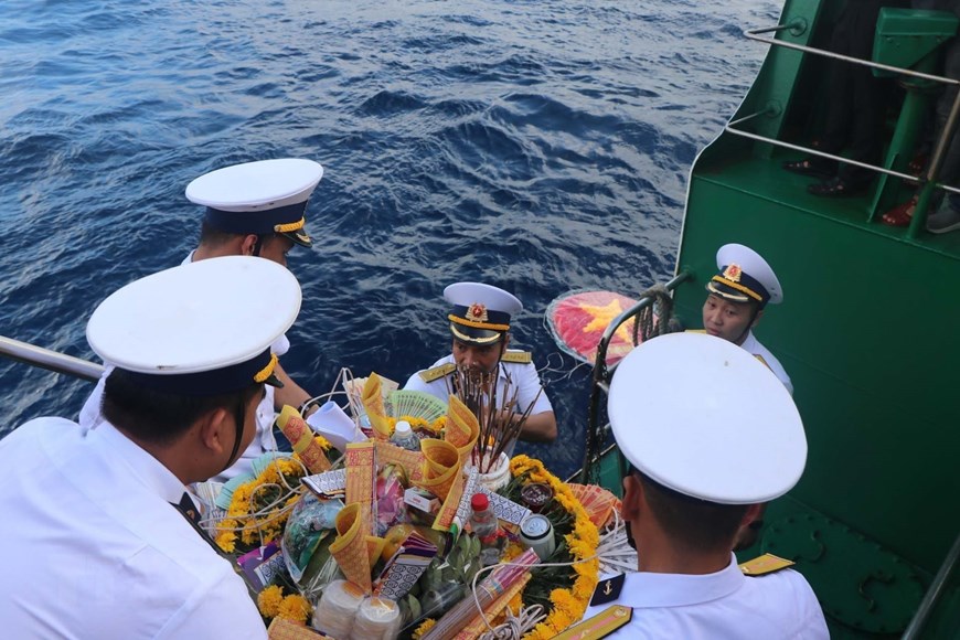 Thả vòng hoa xuống biển tưởng niệm các liệt sỹ đã anh dũng hy sinh bảo vệ chủ quyền biển đảo Tổ quốc tại quần đảo Trường Sa. (Ảnh: Nguyễn Văn Nhật/TTXVN)