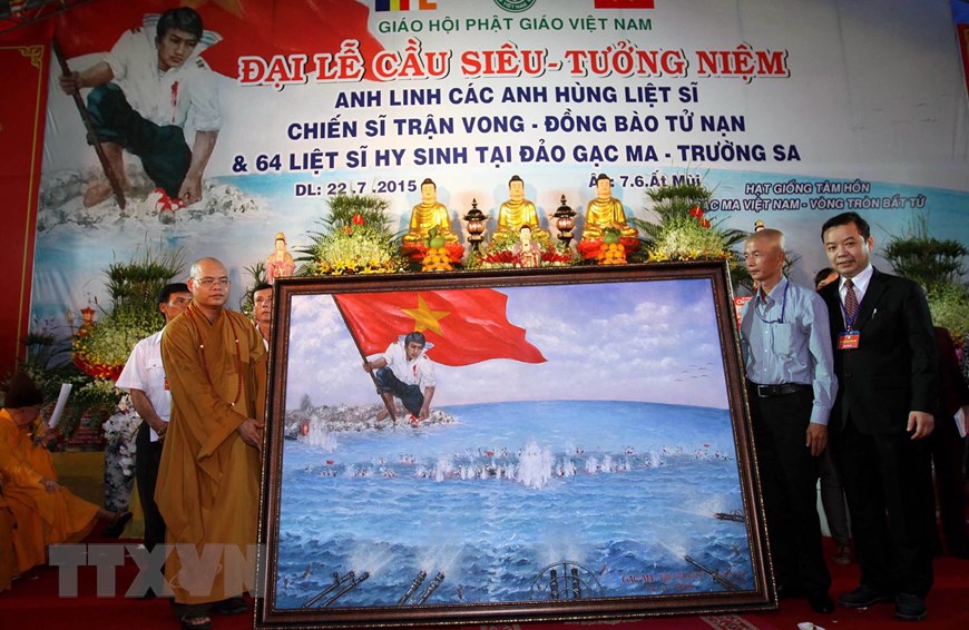 Bức tranh “Gạc Ma – Vòng tròn bất tử” được bán đấu giá để tặng cho Bảo tàng Quân sự Việt Nam. (Ảnh: Thanh Vũ/TTXVN)