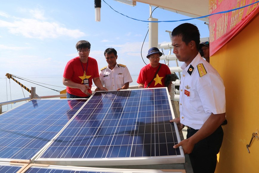Lắp đặt hệ thống điện năng lượng mặt trời tại đảo Cô Lin - đảo đá mà cán bộ chiến sỹ hải quân đã dũng cảm chiến đấu để bảo vệ thành công trong trận chiến đấu tại Gạc Ma năm 1988. (Ảnh: Hứa Chung/TTXVN)