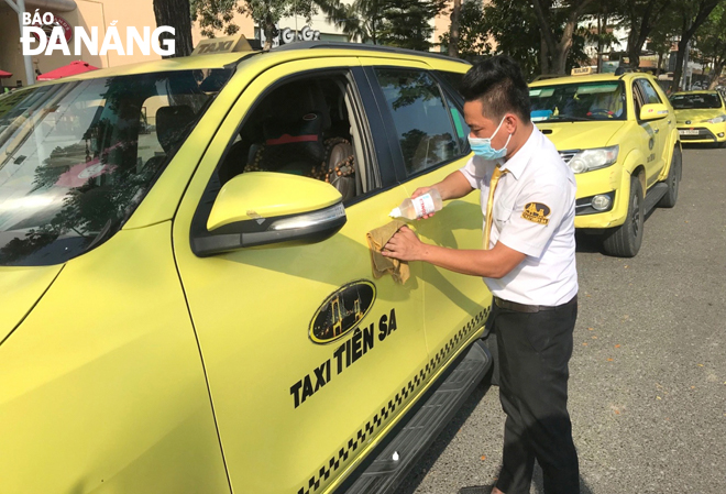 Hiệp hội Taxi đang tìm giải pháp phù hợp nhằm hỗ trợ các doanh nghiệp vượt qua khó khăn.  TRONG ẢNH: Tài xế Taxi Tiên Sa vệ sinh xe phòng ngừa dịch bệnh. 			            Ảnh: MAI QUẾ