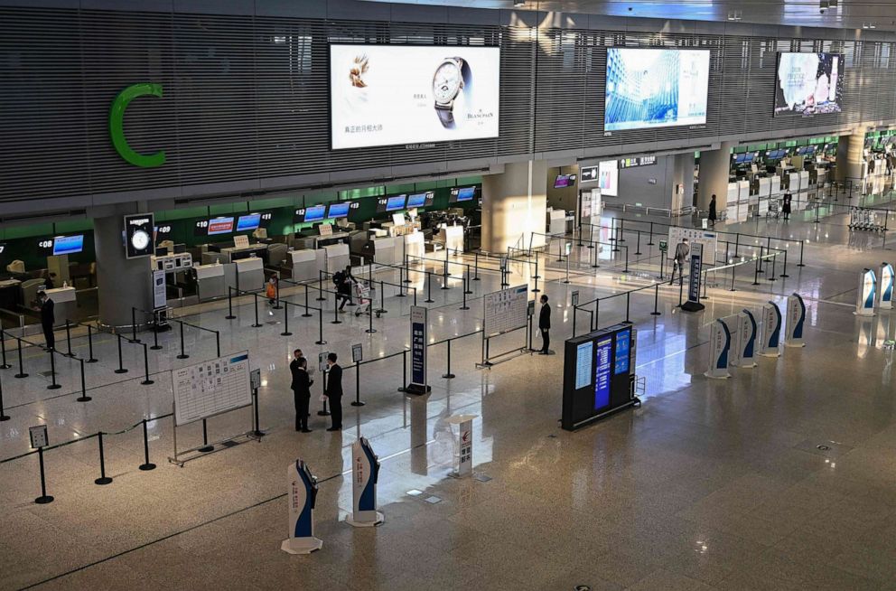 Nhà ga vắng tanh tại sân bay quốc tế Hồng Kiều, Thượng Hải ngày 5-3. Ảnh: AFP.