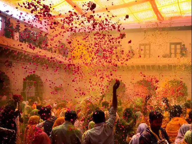 Các tín đồ tung bột màu lên không trung trong lễ kỷ niệm Holi.