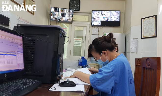 Hệ thống camera để theo dõi tình hình các bệnh nhân nhiễm SARS-CoV-2 tại Khoa Y học nhiệt đới, Bệnh viện Đà Nẵng.    											     Ảnh: PHAN CHUNG