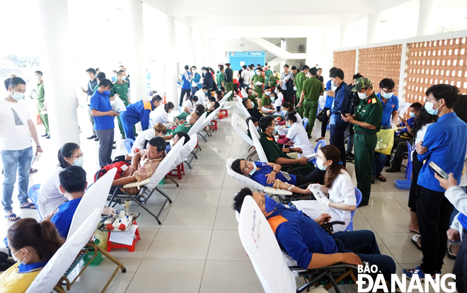 Đoàn viên, thanh niên thành phố tham gia hiến máu tình nguyện tại trụ sở Thành Đoàn.  						                                     Ảnh: THANH SƠN
