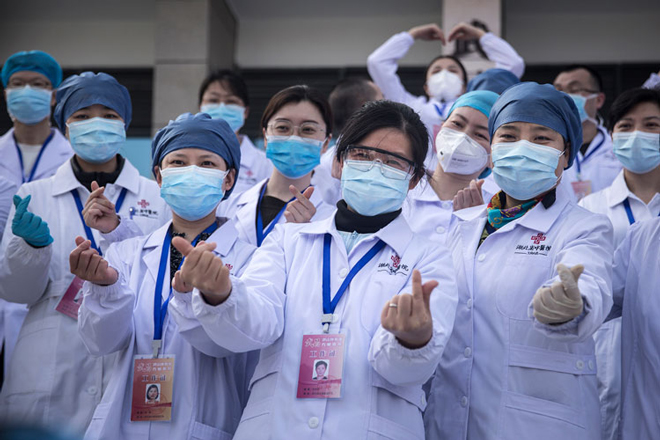 Các nhân viên y tế chụp ảnh chung trước khi đóng cửa bệnh viện dã chiến Wuchang Fang Cang ở Vũ Hán ngày 10-3. Ảnh: Getty Images 