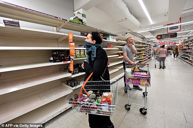 Kệ hàng trống tại một siêu thị ở thủ đô London do người tiêu dùng vơ hàng tích trữ vì lo thiếu nguồn cung giữa mùa dịch COVID-19. Ảnh: Daily Mail