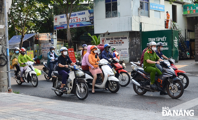 Người dân chấp hành đeo khẩu trang ở nơi công cộng, trên đường phố. Ảnh: XUÂN SƠN