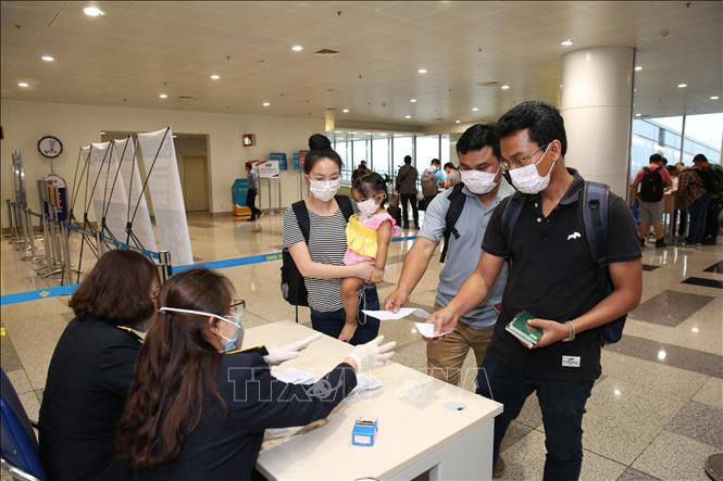 Tăng cường giám sát y tế với hành khách nhập cảnh vào Việt Nam. Ảnh: TTXVN