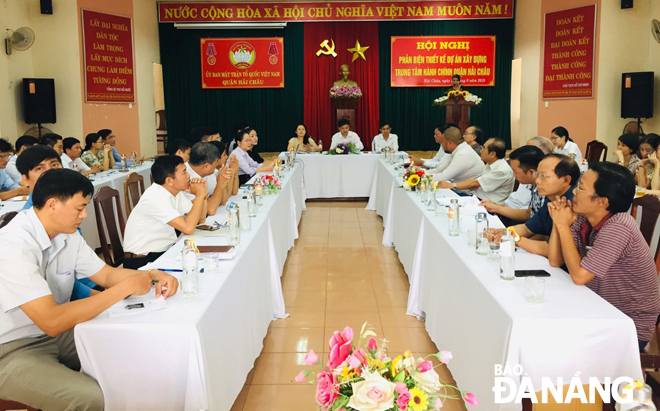 Ủy ban MTTQ Việt Nam quận Hải Châu phản biện thiết kế dự án xây dựng Trung tâm hành chính mới của quận. Ảnh: HOÀNG MINH TRINH