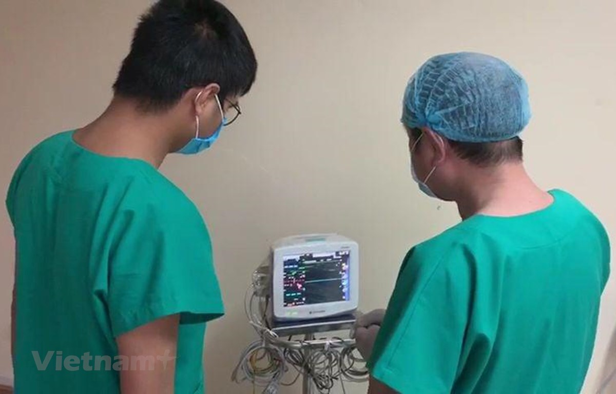 Các y bác sỹ thực hiện công tác chuyên môn tại Bệnh viện số 2 tỉnh Quảng Ninh. (Ảnh: PV/Vietnam+)