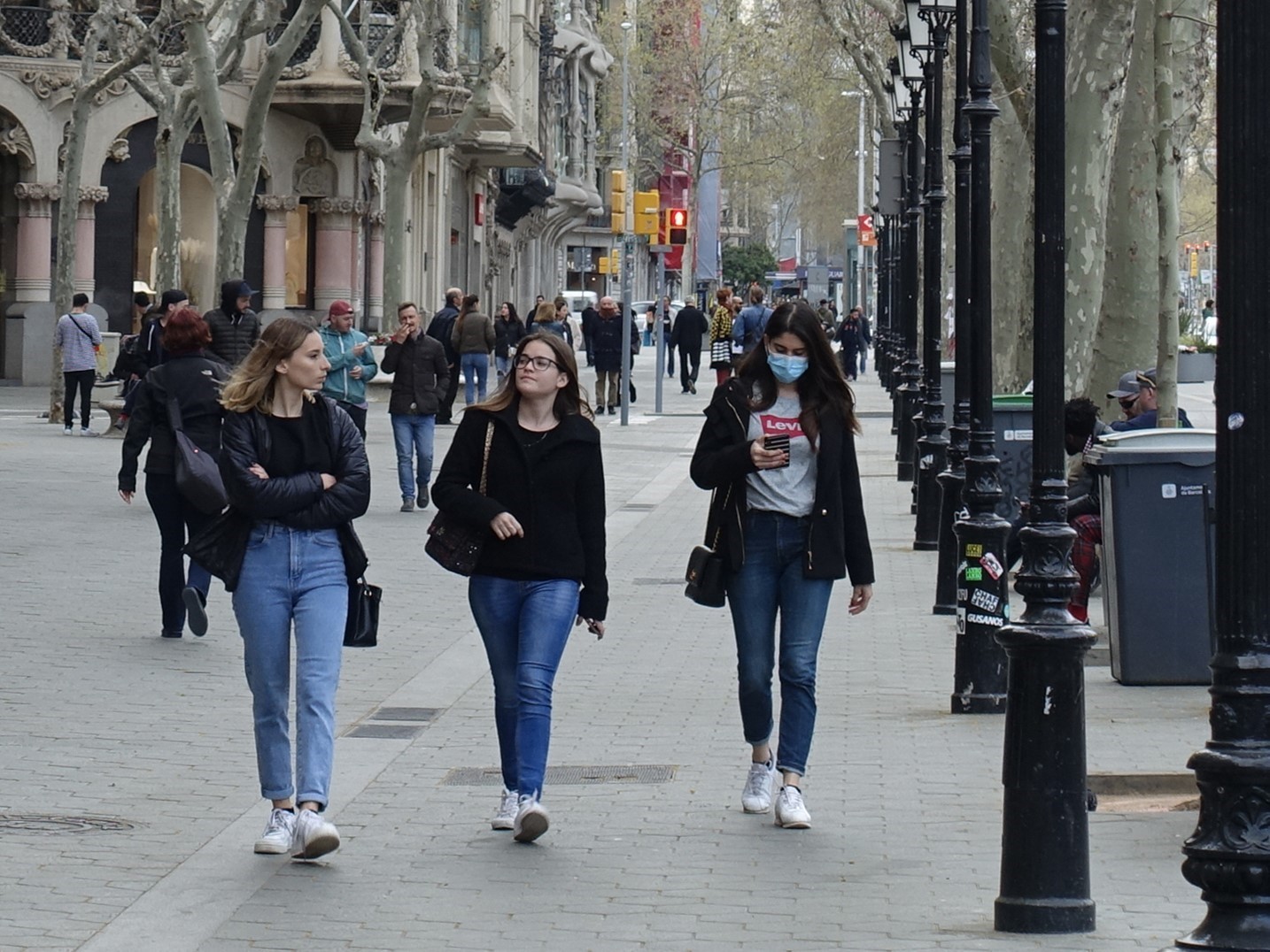 Người dân di chuyển trên đường phố tại Barcelona, Tây Ban Nha, ngày 14-3-2020 trong bối cảnh dịch Covid-19 lan rộng. Ảnh: THX/ TTXVN