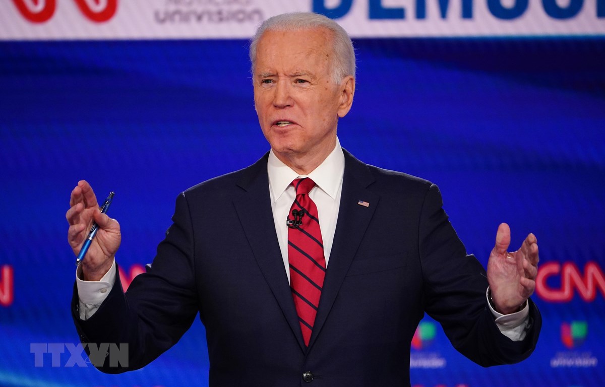 Cựu Phó Tổng thống Mỹ Joe Biden tranh luận trực tiếp trên truyền hình lần thứ 11 với đối thủ là Thượng nghị sĩ độc lập bang Vermont Bernie Sanders trong cuộc đua trở thành ứng viên tranh cử Tổng thống của đảng Dân chủ, ngày 15-3-2020. (Nguồn: AFP/TTXVN)