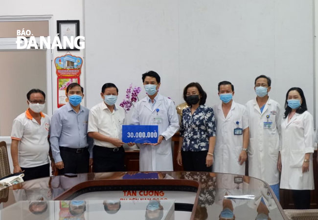 Đồng chí Trần Đình Hồng, Trưởng Ban Tuyên giáo Thành ủy cùng lãnh đạo Hội nhà báo thành phố thăm, tặng quà nhân viên y tế Bệnh viện Đà Nẵng. Ảnh: PHAN CHUNG