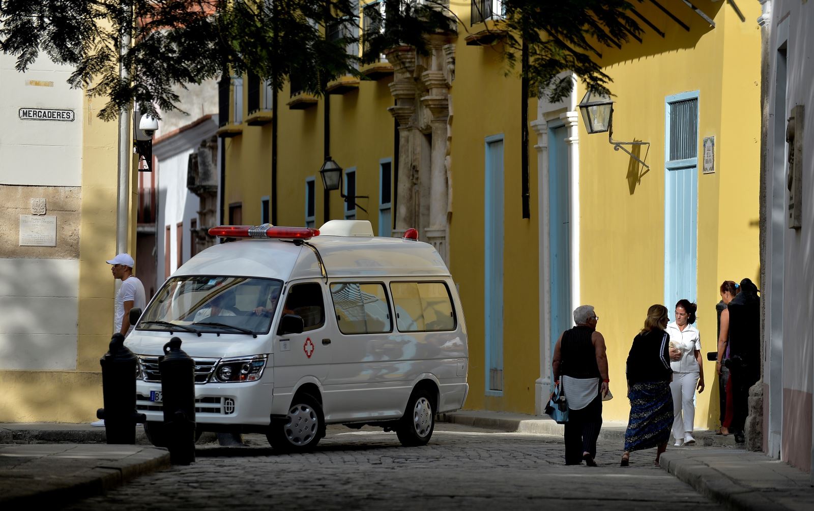 Xe cứu thương vận chuyển bệnh nhân nhiễm Covid-19 tại La Habana, Cuba ngày 12-3-2020. Ảnh: AFP/TTXVN