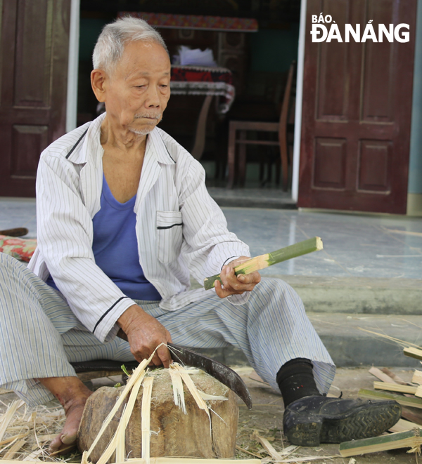 Ông Nguyễn Phú Chính, người làm nghề đan đát cuối cùng ở Yến Nê đã ra đi.  Ảnh: V.T.L