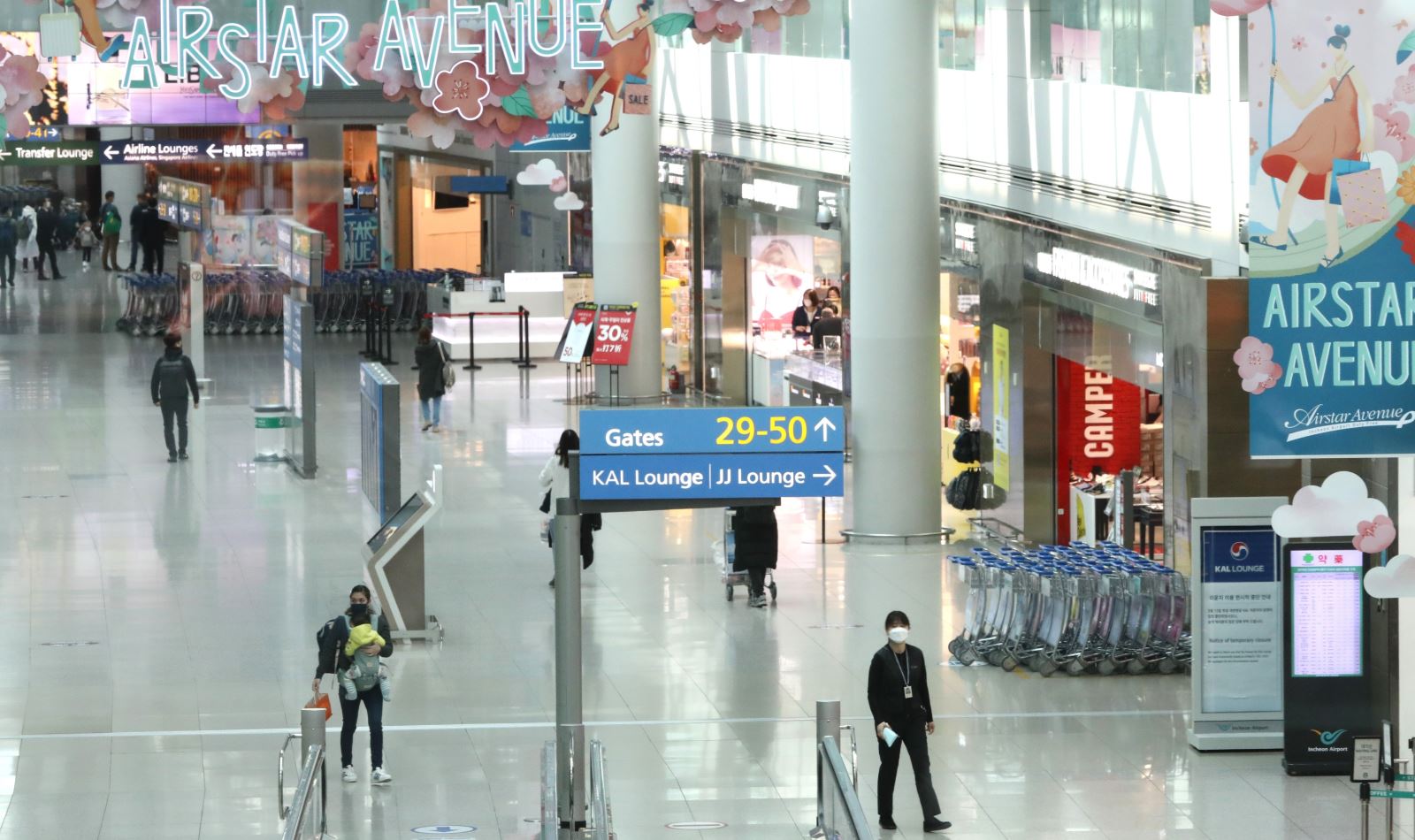 Hành khách tại sân bay quốc tế Incheon, Hàn Quốc ngày 13-3-2020, trong bối cảnh dịch Covid-19 lan rộng. Ảnh: THX/ TTXVN