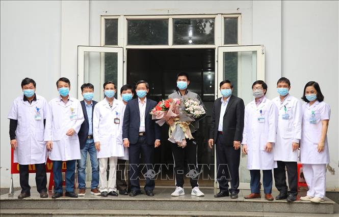 Lãnh đạo Sở Y tế tỉnh Ninh Bình và tập thể lãnh đạo Bệnh viện Đa khoa tỉnh Ninh Bình chúc mừng bệnh nhân được xuất viện. 