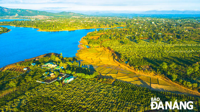 Nước trong xanh màu ngọc bích, có một dải đất chạy dài ra giữa lòng hồ giúp du khách nhìn được toàn cảnh Biển Hồ.