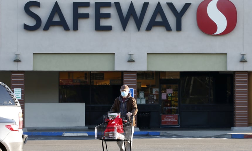 Một người đeo khẩu trang đi mua sắm tại siêu thị Safeway, Sacramento. Ảnh: AP