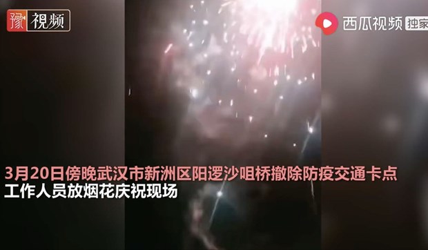 Đoạn video được đăng bởi tài khoản Dahe Daily cho thấy pháo hoa được bắn lên sau khi một chốt kiểm soát được gỡ bỏ ở quận Tân Châu, Vũ Hán. (Nguồn: Ixigua)