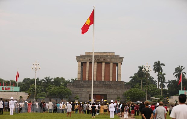 Người dân đứng chào cờ Tổ quốc trên Quảng trường Ba Đình, sáng 2-9-2019. (Ảnh: Văn Nam/TTXVN phát)