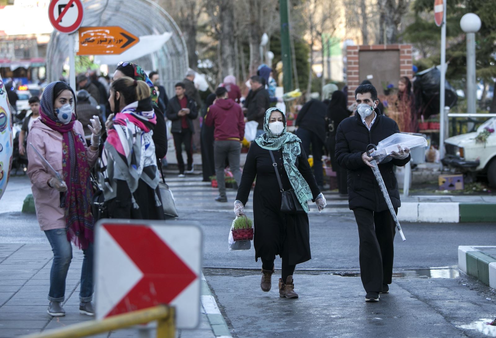 Người dân đeo khẩu trang để phòng tránh lây nhiễm Covid-19 tại Tehran, Iran, ngày 19/3/2020. Ảnh: THX/ TTXVN