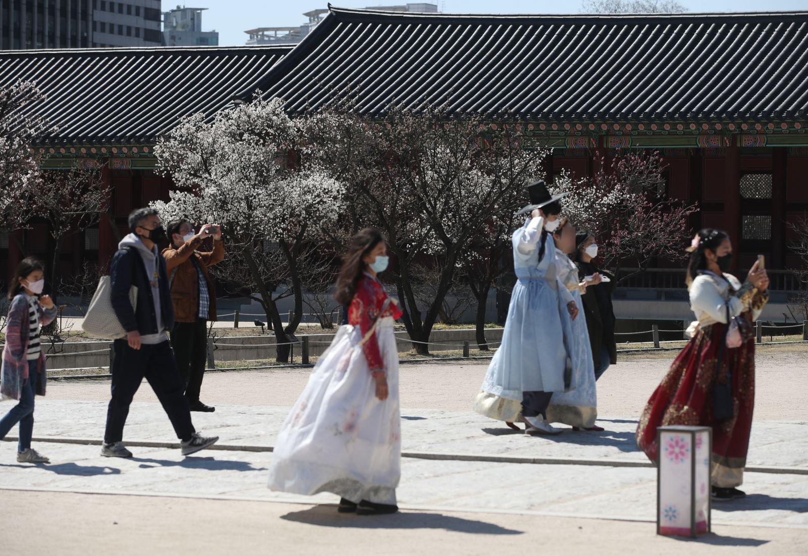 Du khách đeo khẩu trang để phòng tránh lây nhiễm Covid-19 tại Seoul, Hàn Quốc, ngày 22-3-2020. Ảnh: THX/ TTXVN