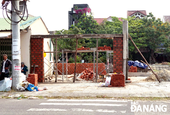 Ki-ốt đang xây dựng kinh doanh hàng thủ công mỹ nghệ ở phố chuyên doanh Nguyễn Đình Tựu.   Ảnh: NGỌC ĐOAN 