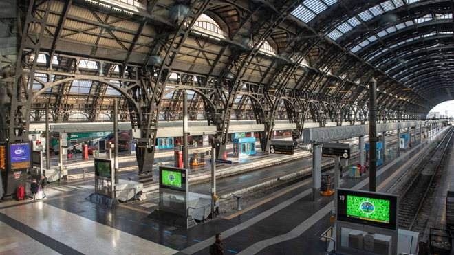 Nhà ga trung tâm ở Milan (Ý) vắng vẻ khi lệnh phong tỏa được áp dụng trên cả nước.  Ảnh: CNN