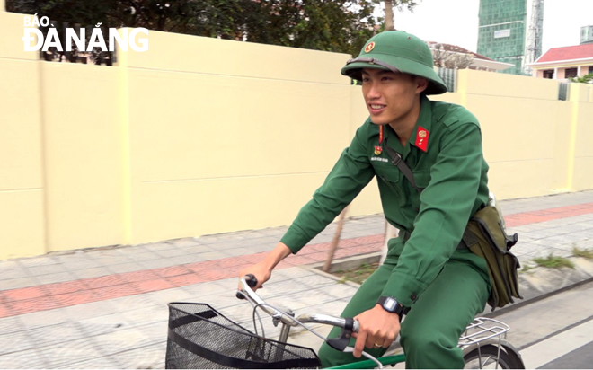 Chiến sĩ quân bưu Ngô Văn Sáng trên đường vận chuyển công văn.  Ảnh: CÁT TƯỜNG