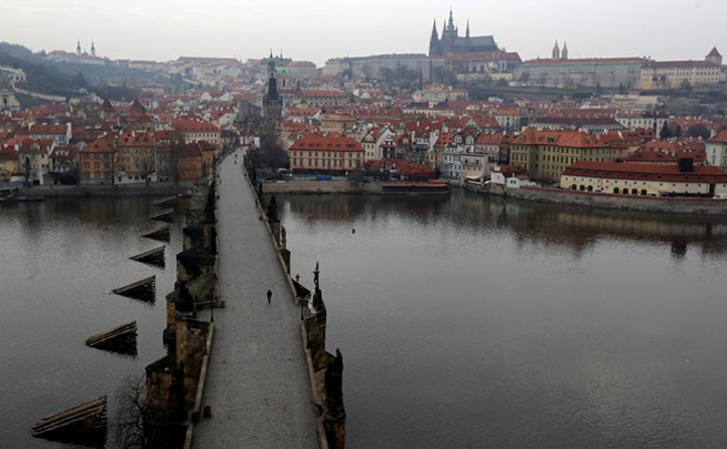 Chỉ có vài người qua lại trên cây cầu Charles ở Prague, CH Séc.