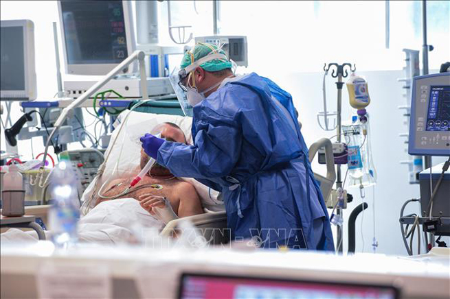 Nhân viên y tế điều trị cho bệnh nhân Covid-19 tại một bệnh viện ở Lombardy, Italy ngày 17-3. Ảnh: AFP/TTXVN