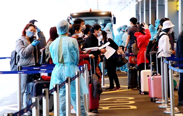 Công dân Việt Nam từ Frankurt (Đức) trở về nước đang làm thủ tục tại Sân bay Vân Đồn. (Ảnh: TTXVN phát)