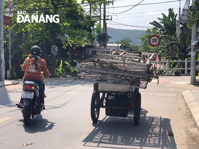 Xe tự chế kéo hàng cồng kềnh di chuyển trên đường (ảnh chụp trên đường Mẹ Suốt, quận Thanh Khê ngày 22-3). Ảnh: N.Q