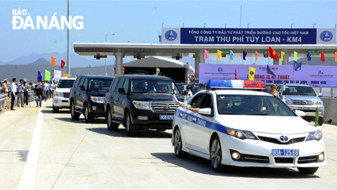 Tuyến đường cao tốc Đà Nẵng-Quảng Ngãi đưa vào vận hành đã rút ngắn nửa thời gian di chuyển từ Đà Nẵng vào Tam Kỳ (Quảng Nam). Ảnh: TRỌNG HÙNG