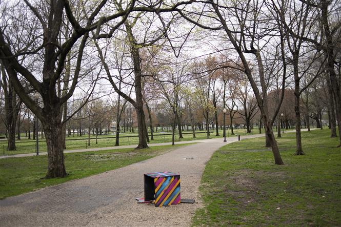 Một công viên ở Washington D.C., Mỹ vắng lặng. Ảnh: THX/TTXVN
