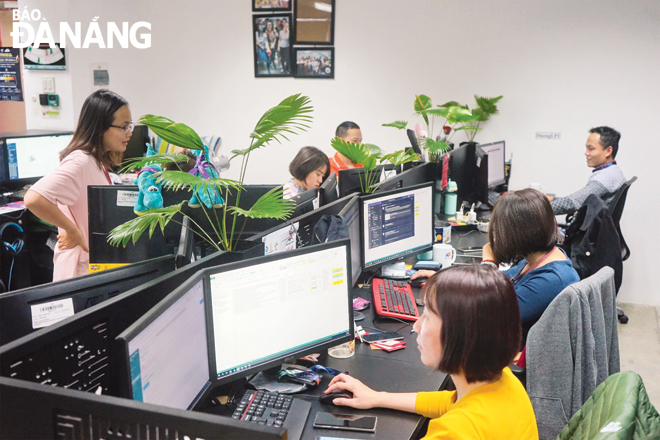 Các công ty xuất khẩu phần mềm quy mô lớn tại Đà Nẵng đã chuyển dần sang cung cấp nhiều dịch vụ chất lượng cao thay vì tập trung vào gia công phần mềm giá rẻ. TRONG ẢNH: Người lao động làm việc tại Công ty FPT Software Đà Nẵng.  Ảnh: KHANG NINH