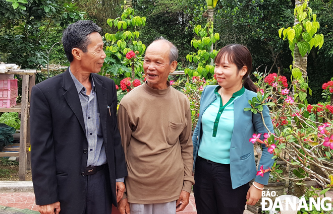 Hai Chủ tịch xã Nguyễn Bá Sanh (giữa) và Nguyễn Thị Vân trong lần trò chuyện với ông Dương Tấn Đạt, nguyên Phó Trưởng ban Tuyên giáo Huyện ủy Hòa Vang.  Ảnh: V.T.L