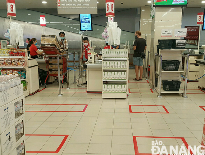 Siêu thị Lotte vẽ sẵn những điểm đứng xếp hàng với khoảng cách nhất định cho khách hàng khi đến mua sắm tại siêu thị trong thời gian này. Ảnh: KHÁNH HÒA 