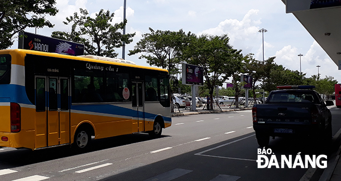 Kể từ 13 giờ ngày 28-3, tất cả các tuyến xe buýt liền kề giữa TP Đà Nẵng và tỉnh Quảng Nam buộc phải tạm dừng. Ảnh: THÀNH LÂN
