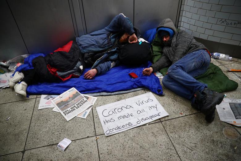 Người vô gia cư ngủ dưới nhà ga Westminster tại London, Anh. Ảnh: Reuters
