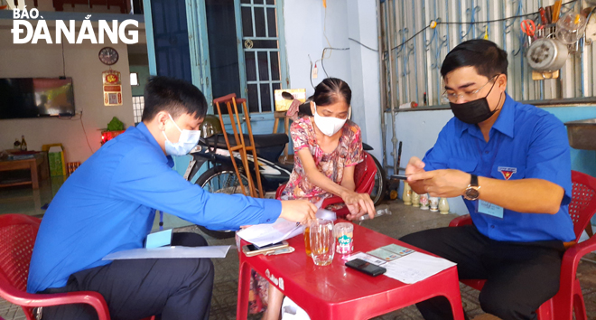 Đoàn viên thanh niên phường Thọ Quang trả kết quả thủ tục hành chính tại nhà bà Phạm Thị Hòa ở số 19 đường Mân Quang 3, sáng ngày 31-3.  	                      				                Ảnh: TRẦN KHANG 