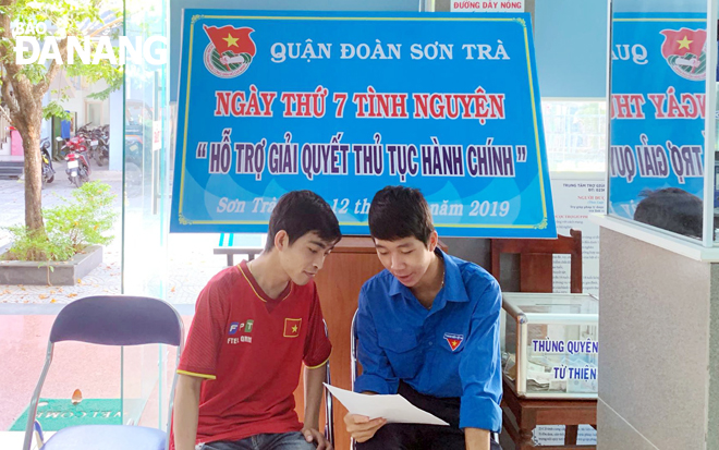 Quận Đoàn Sơn Trà triển khai thực hiện chương trình “Ngày thứ Bảy tình nguyện hỗ trợ giải quyết thủ tục hành chính”. Ảnh: TRỌNG HUY