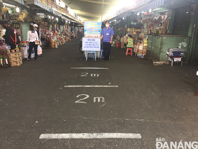 Ban quản lý chợ Cồn tiến hành kẻ vạch khoảng cách 2m nhằm tuyên truyền người dân thực hiện khi đến chợ. Ảnh: KHÁNH HÒA