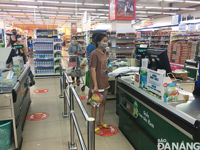 Người dân khi đến mua sắm tại nhiều siêu thị được nhắc nhở giữ khoảng cách 2m theo khuyến cáo. Ảnh chụp tại siêu thị Co.opmark. Ảnh: KHÁNH HÒA