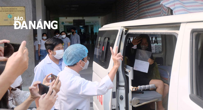 Sau khi ra viện, bệnh nhân được xe của Trung tâm cấp cứu 115 Đà Nẵng đưa về quê và thực hiện theo dõi sức khỏe tại nhà trong thời gian 14 ngày. Ảnh: PHAN CHUNG