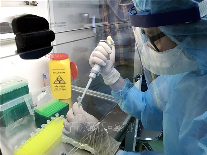 Xét nghiệm nhanh virus SARS-CoV-2 cho người dân tại trạm xét nghiệm nhanh huyện Thanh Oai. (Ảnh: TTXVN)