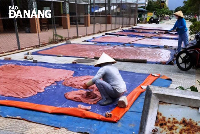 Mắm ruốc được phơi tràn lan trên vỉa hè dọc biển Mân Thái (quận Sơn Trà) gây mất an toàn vệ sinh thực phẩm. 						                Ảnh: HUỲNH LÊ