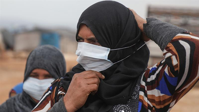 Những phụ nữ Syria mất nhà cửa hiện sống trong các khu tạm bợ ở tỉnh Idlib. 		   Ảnh: AFP